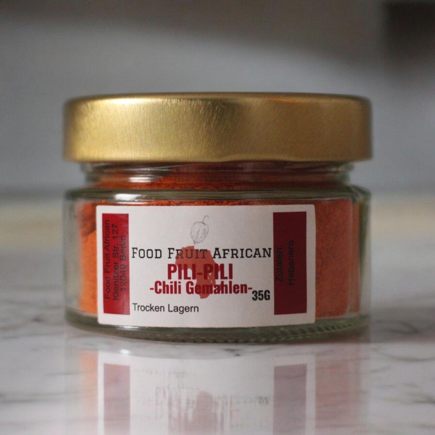 Pili-Pili Chili gemahlen. Wundervoll aromatisch. Verfeinert jedes scharfe Gericht.
