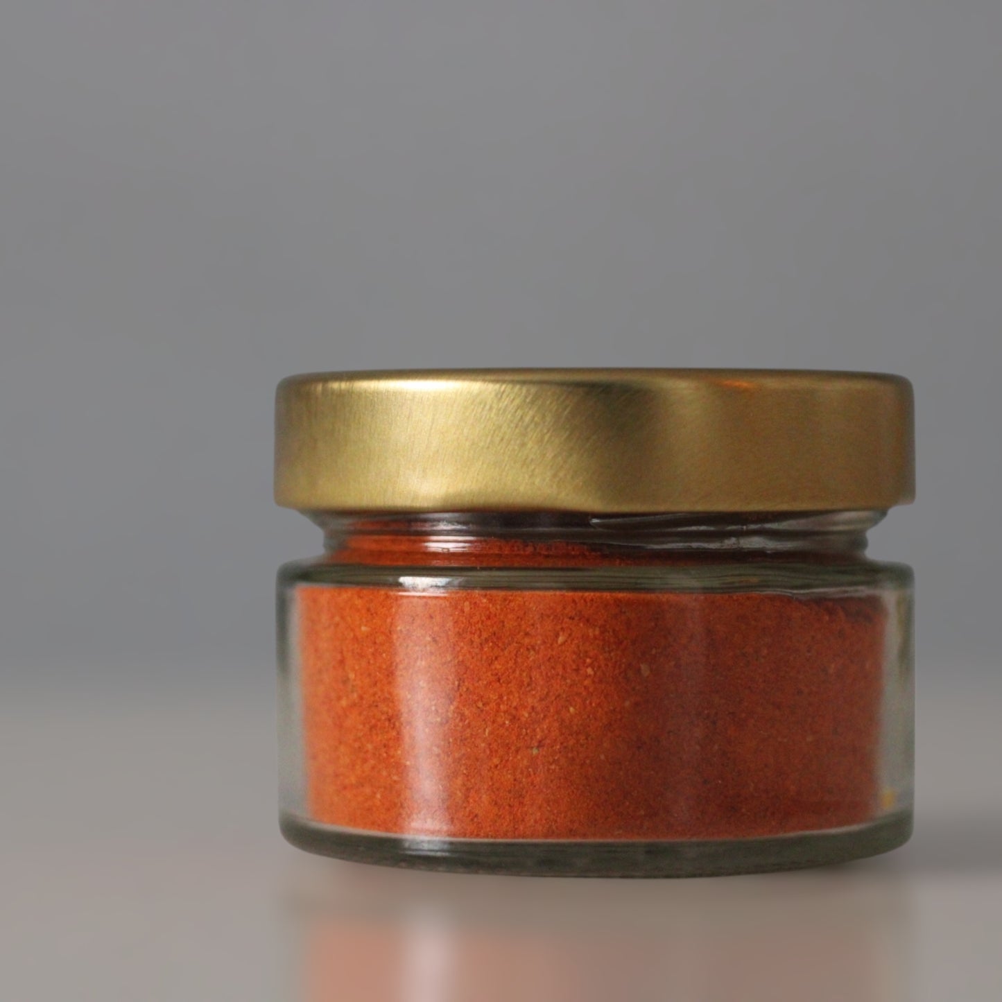 Pili-Pili Chili gemahlen. Wundervoll aromatisch. Verfeinert jedes scharfe Gericht.
