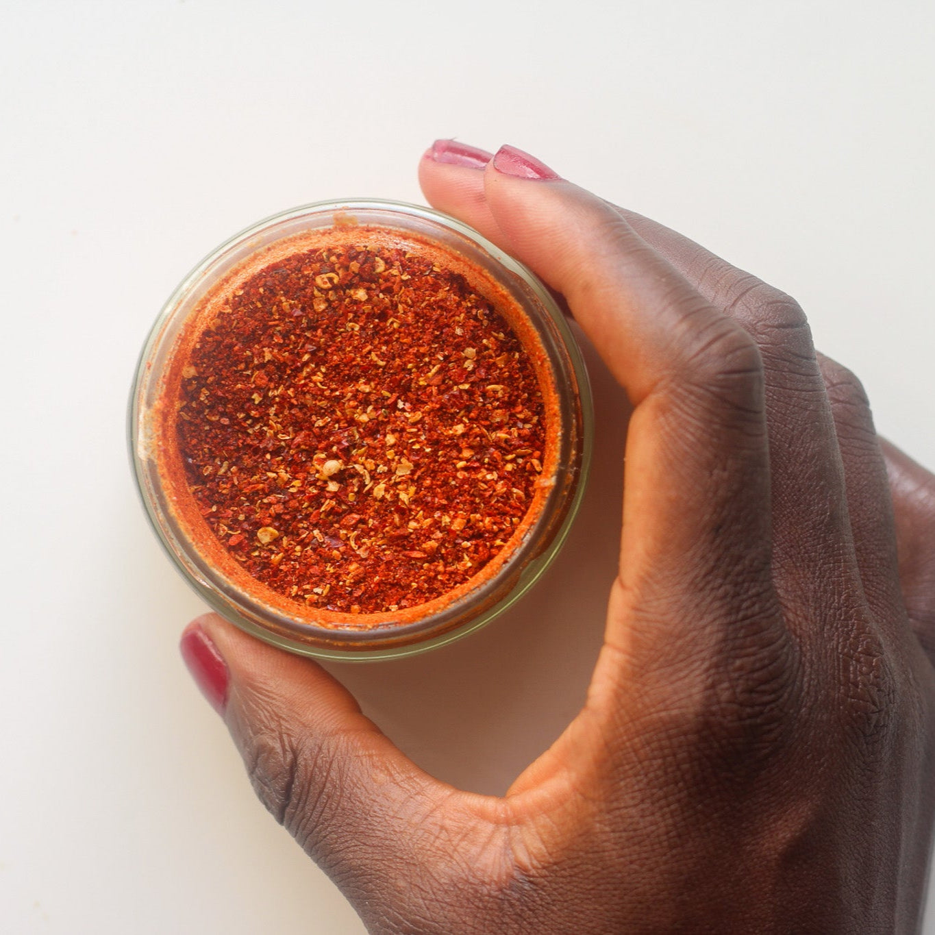 Pili-Pili Chili gemahlen. Wundervoll aromatisch. Verfeinert jedes scharfe Gericht.